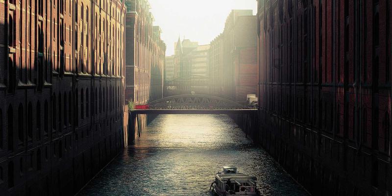 VIP秀365实时弹幕系统设计：高并发场景下的消息分发与过滤策略深度解析